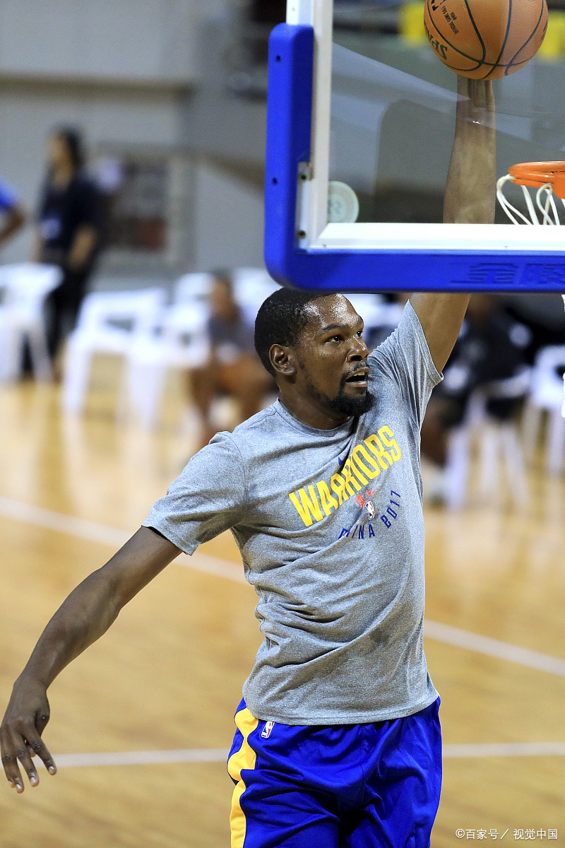 太阳球星三分绝杀，全场观众热烈欢呼，参加他们责任.的简单介绍米兰体育